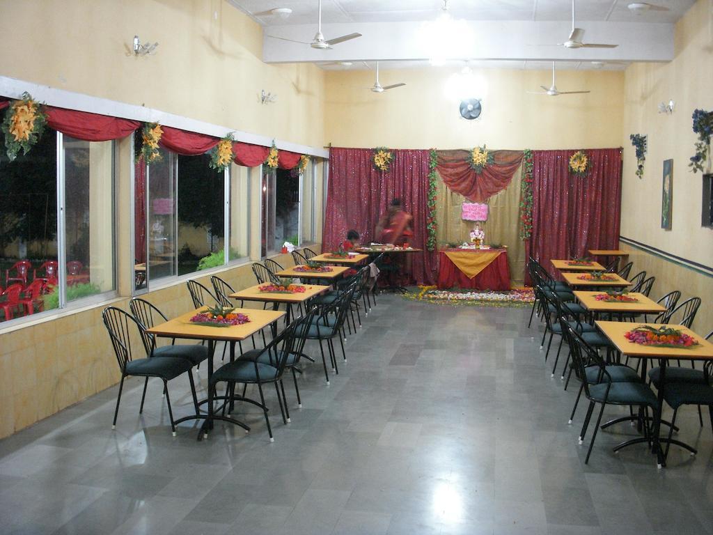Hotel Grand Barrack Khandwa Esterno foto