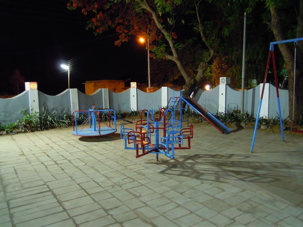 Hotel Grand Barrack Khandwa Esterno foto