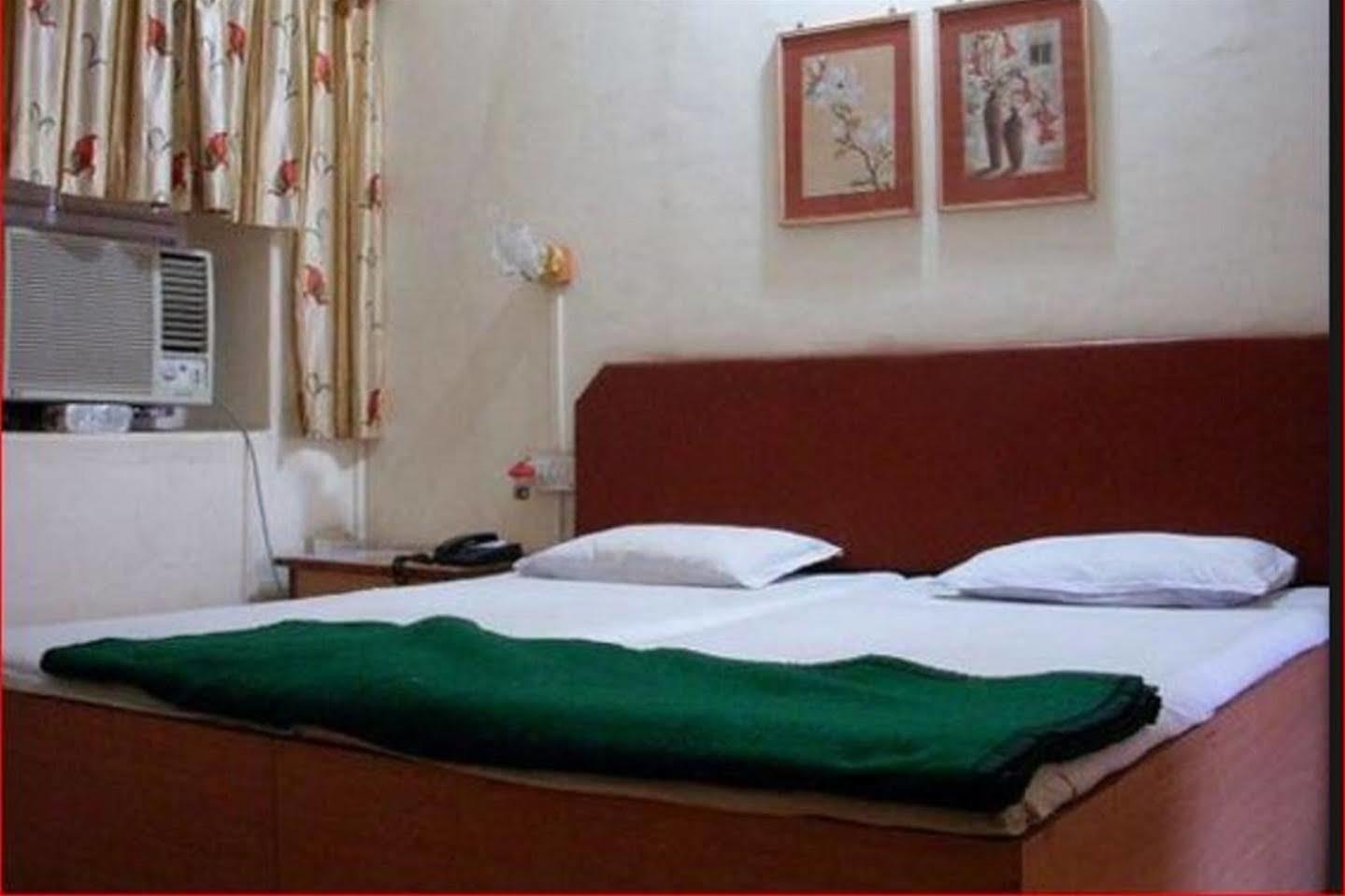 Hotel Grand Barrack Khandwa Esterno foto